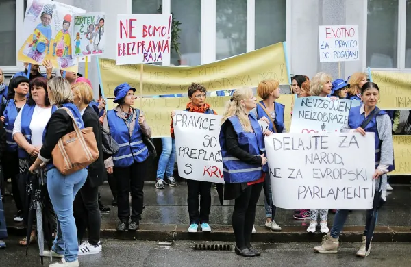 Predstavniki sindikatov javnega sektorja vladi očitajo, da je 
enostransko končala pogajanja o plačah.