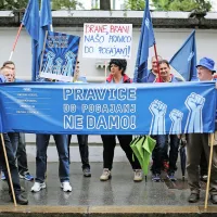 Predstavniki sindikatov pred vlado za ohranitev socialnega dialoga