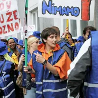Predstavniki sindikatov pred vlado za ohranitev socialnega dialoga
