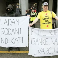 Predstavniki sindikatov pred vlado za ohranitev socialnega dialoga