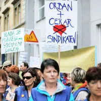 Predstavniki sindikatov pred vlado za ohranitev socialnega dialoga