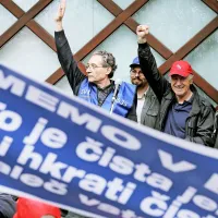 Predstavniki sindikatov pred vlado za ohranitev socialnega dialoga