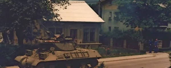 Tank pri odhodu iz vojašnice Trnovo na poti proti Podgradu, 
fotografiran v Gubčevi ulici v Ilirski Bistrici.