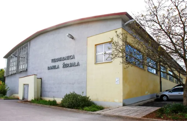 Dolgoletna ravnateljica OŠ Dutovlje Doris Orel se bo s 
koncem tega šolskega leta upokojila, zato je svet šole objavil 
razpis za njenega naslednika. Nanj so se prijavili  štirje 
kandidati.