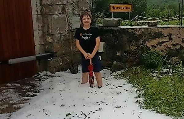 Do kolen ... ne v snegu, temveč v toči.