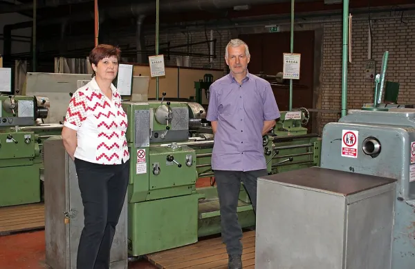 Direktorica Šolskega centra Postojna Helena Posega Dolenc 
in vodja praktičnega pouka Boris Semenič sta zadovoljna, da 
bo zastarele delavnice kmalu nadomestil nov center sodobnih tehnologij, ki bo dijakom in študentom zagotovil tudi 
ustrezna praktična znanja za delo v gospodarstvu.