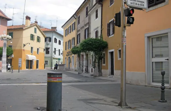 Moški je na Staničevem trgu v Kopru grozil, da ima bombo. 
Fotografije je iz arhiva.