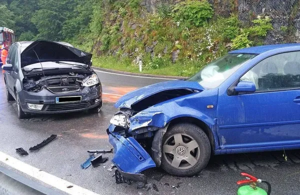 Najstnik je zaradi neprilagojene hitrosti izgubil nadzor nad 
vozilom in trčil v dva avtomobila. 