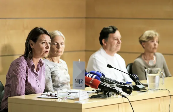 Slovenska zdravniška stroka (od leve - Mojca Gobec, Maja 
Sočan, Franc Strle in Tatjana Avšič Županc) pravi, da je bila 
okužba z virusom zika v Sloveniji le vprašanje časa. 