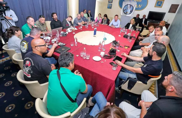 Sindikat žerjavistov Luke Koper je danes gostil predstavnike 
mednarodnega pristaniškega sindikata International Dockworkers Council (IDS). 