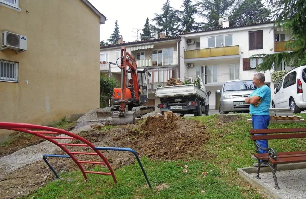 Prenova okroglega igri&scaron;ča v Puntarjevi ulici