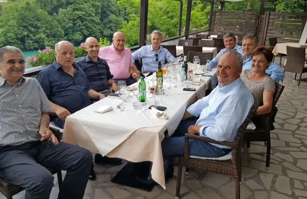Direktor Kmetijske zadruge Tolmin Niko Maver je v Posočje 
povabil direktorice in direktorje primorskih živilskopredelovalnih podjetij. 