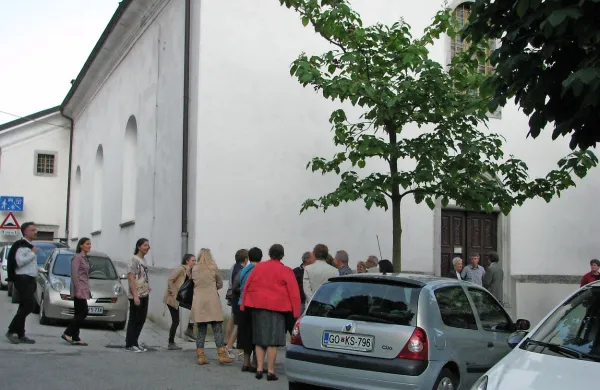 Mostarji se sprašujejo, da kdaj se bodo do cerkve prebijali 
mimo zaparkiranih avtomobilov. 