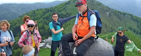Iz bunkerja na vrhu Lajnarjaso italijanski vojaki opazovali ozemlje tedanjega “sovražnika”, Jugoslavije (do leta 
1929 pa Kraljevine SHS), je povedal Jože Dakskobler (sedi na kupoli bunkerja).