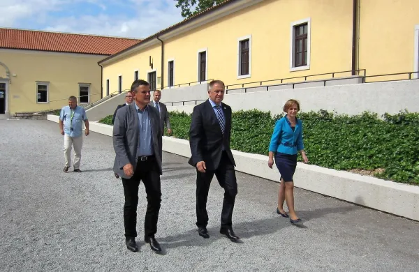V prvem sedlu Kobilarne Lipica po Boštjanu Bizjaku  sedi 
Lorela Dobrinja (prva z desne), v imenu vlade pa je  Lipico  od 
ministra Dejana Židana prevzel   Zdravko Počivalšek (v sredini).  Vlada bo  v Lipici  zamenjala še svet zavoda, vodil naj bi 
ga  Počivalškov sekretar Alojz Posedel (levo).  