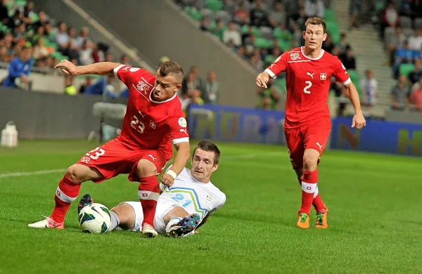 Xherdan Shaqiri (levo) bo eden glavnih adutov švicarske 
reprezentance v današnjem dvoboju z Albanijo. 