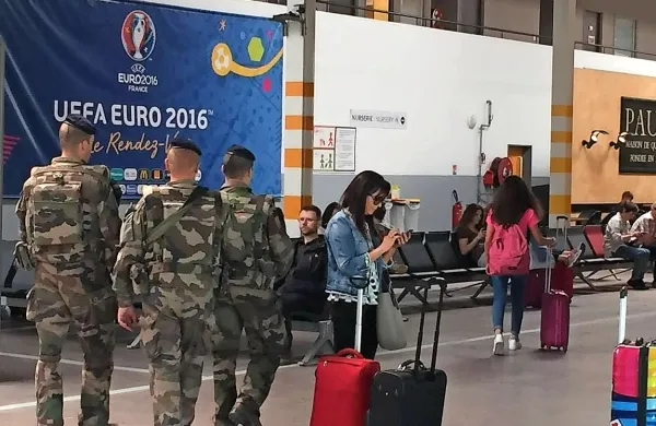 Oboroženi vojaki so te dni sestavni del množic na francoskih 
letaliških objektih.