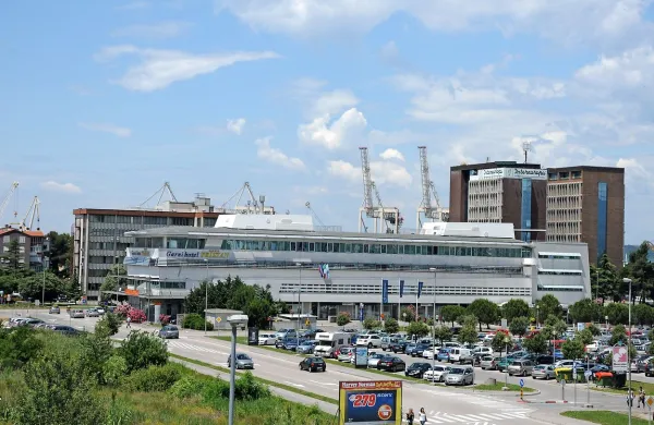  Luka Koper prodaja Garni hotel Pristan, ki stoji ob vhodu v 
koprsko pristanišče in v neposredni bližini starega mestnega 
jedra.