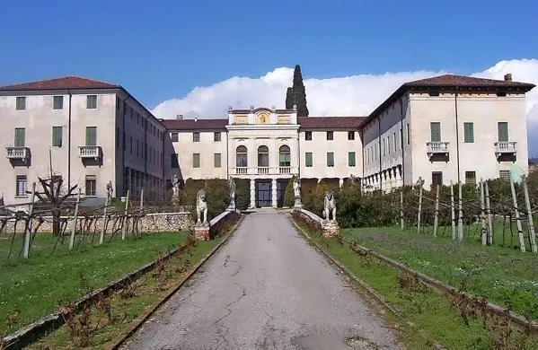 Igralca Brad Pitt in Angelina Jolie sta prodala svojo  vilo v 
Valpolicelli v provinci Verona, ki sta jo kupila leta 2010.