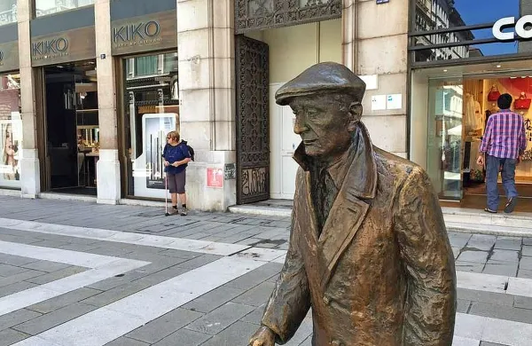 Kip Umberta Sabe v središču Trsta je spet brez pipe.
