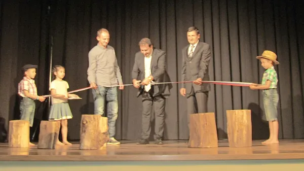 Trak 90.000 evrov vredne pridobitve so prerezali župan 
Marko Bandelli ter domačina  Boris Hočevar  in Valter 
Ščuka. 