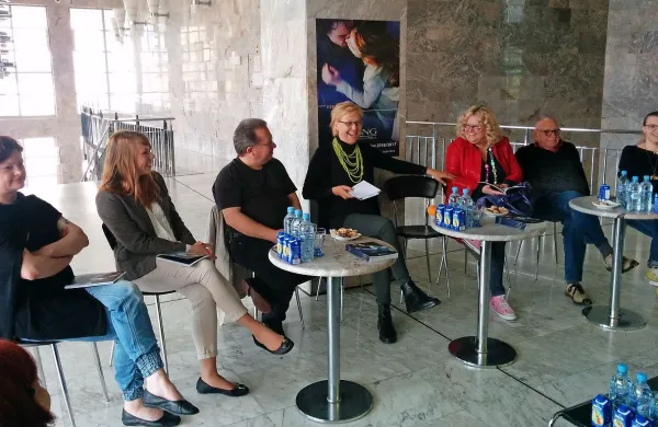 Novo sezono SNG Nova Gorica so predstavili (z leve) 
dramaturginji Martina Mrhar in Ana Kržišnik Blažica, režiser 
Jaša Jamnik, v.d. direktorice Neda Rusjan Bric, režiserka in 
direktorica Gledališča Koper Katja Pegan, režiser  Dušan 
Jovanović in dramaturginja Tereza Gregorič.