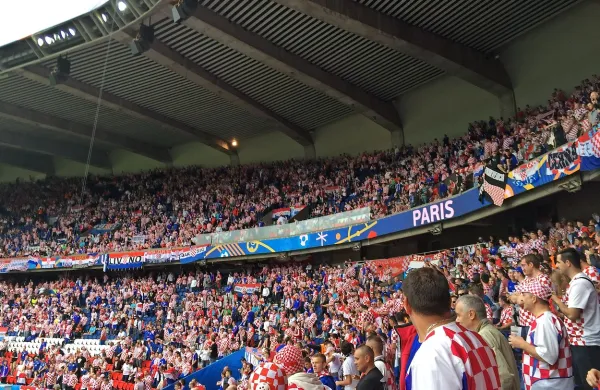 Hrvaška navijaška kulisa na pariškem stadionu Park princev