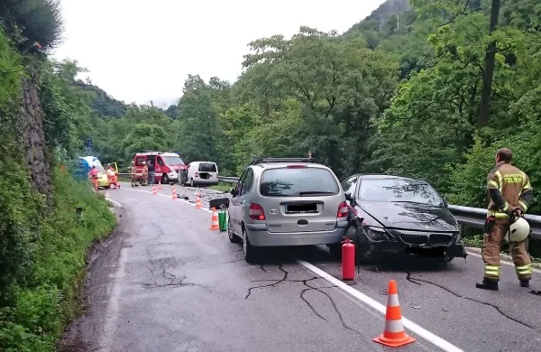 Zapeljal v levo in trčil v dva avta