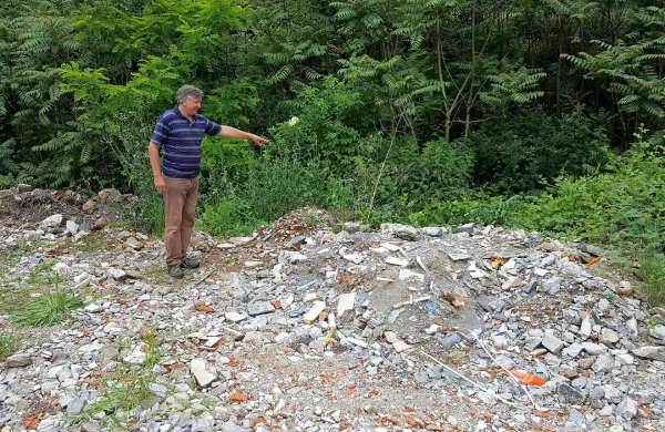 Domačin Igor Prelec kaže  na kraj, kamor je Dragoslav Kostić 
odvrgel truplo bivše žene. 