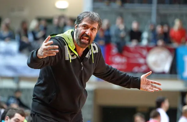  Slovenski selektor Veselin Vujović je bil kot vselej v elementu, 
tako na sami tekmi ob igrišču kot po njej za mikrofoni.