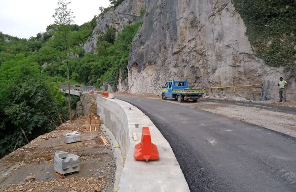 Cestišče so zdaj razširili, saj je bilo zlasti na enem od ovinkov 
preozko in nevarno, brežina pa je drsela. 