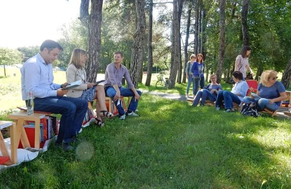 Pod kro&scaron;njami je lepo brati