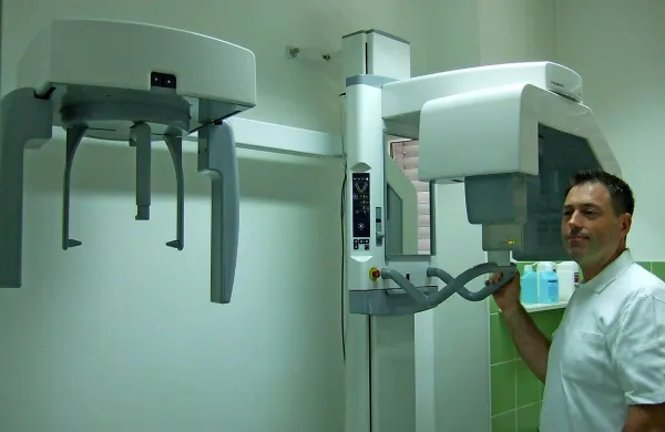 Loris Rupena v ZD Bonifika, kjer so se za slikovno diagnostiko 
sodobno opremili in kjer ni čakalne dobe za brezplačna 
slikanja zob na podlagi napotnice - delovnega naloga.  

