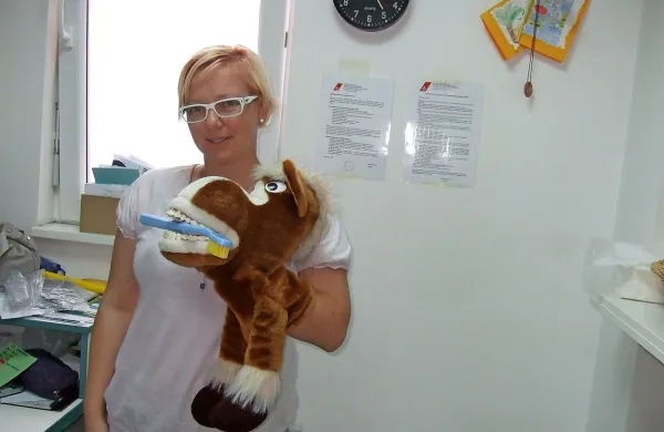 Katja Golob z  lutko Šprickom. 

