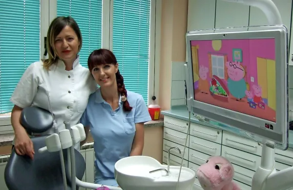 Zobozdravnica Gordana Marinković (levo) in zdravstvena tehnica Samanta 
Zonta Blaževič ob najsodobnejši aparaturi. 