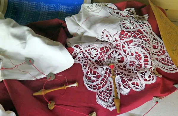 Razstava o čipkah s Krasa razkriva del do sedaj še nepoznane zgodovine.

 