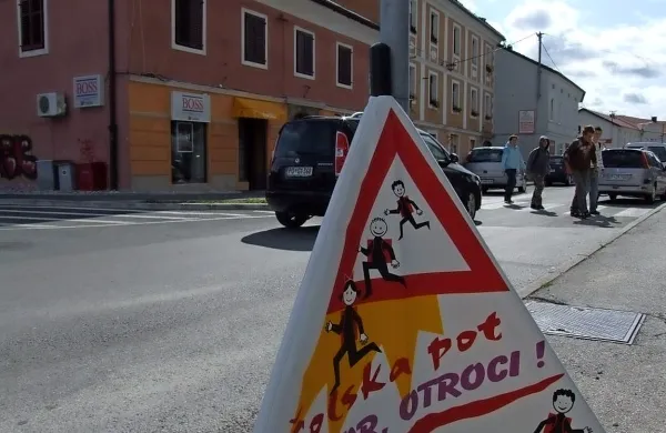 Tudi v Postojni se pojavljajo želje po revitalizaciji mestnega 
jedra, predvsem Tržaške ulice, ki se je iz glavne komercialne 
ulice spremenila v ulico neizkoriščenih priložnosti in praznih 
prostorov, so zapisali organizatorji, Delovna skupina za 
začasno rabo pri Mreži za prostor, Postoj na živi ulici in 
regijskem stičišču nevladnih organizacij Boreo.