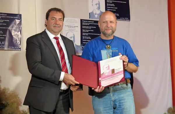 Nagrado je Tomažu Rauchu (desno) izročil komenski župan in 
predsednik odbora za Štrekljevo nagrado  Marko Bandelli. 