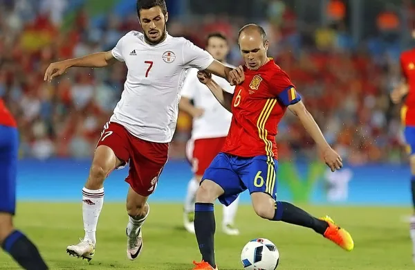 Andres Iniesta (desno) je bil med najzaslužnejšimi za 
včerajšnjo zmago Španije nad Češko.