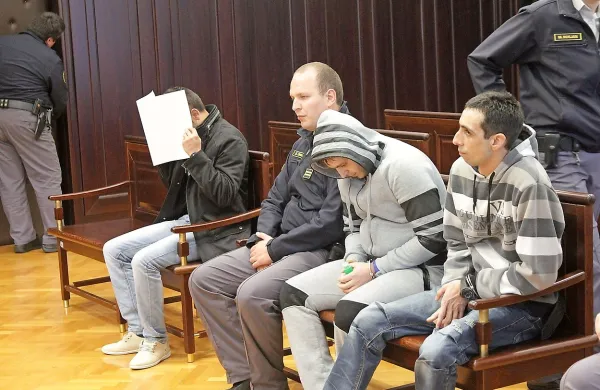 Četudi je Marko Brajdič (prvi z desne) v pismih napovedal 
priznanje krivde za pet kaznivih dejanj, tega včeraj ni storil. 