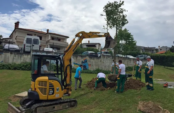  V sklopu projekta Izola, zeleno mesto, ki sta ga meseca 
marca pričeli Občina Izola in Komunala Izola, so do danes 
zasadili 15 dreves.