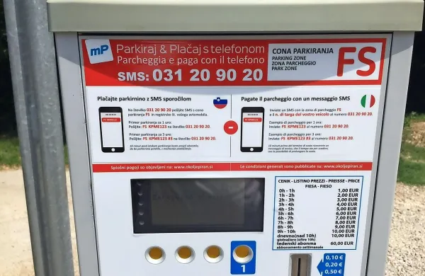 

Plačevanje parkirnine s SMS sporočilom je od začetka junija  
možno tudi v Fiesi.