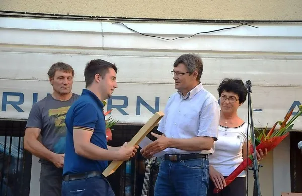 Priznanje za najbolje ocenjeno vino, rumeni muškat,  je iz rok 
župana Igorja Kolenca prevzel Luka Korenika, Dorjanov sin.