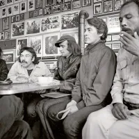 Bitniki v Caffe Trieste (z leve): Allen Ginsberg, Harold Norse, 
Jack Hirschman, Michael Mc Clure in Bob Kaufman.