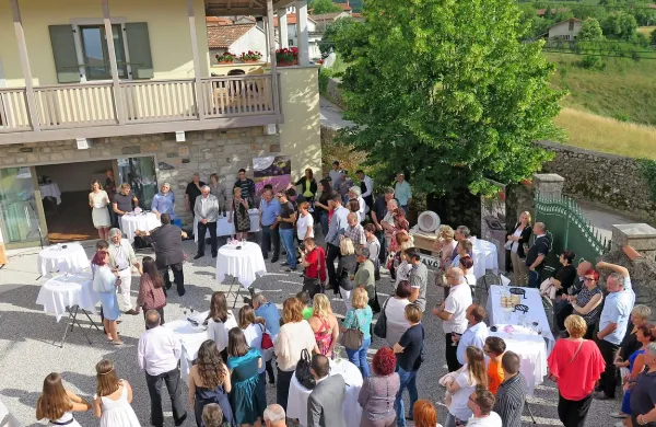 Včerajšnjo otvoritev je pospremilo veliko prijateljev družine.

