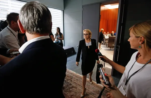 Tik pred današnjo sejo DZ je podporo interpelaciji zoper 
ministrico Anjo Kopač Mrak napovedala še opozicijska ZL.
