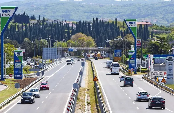 Koprski policisti so imeli včeraj opravka z zmedenim  pešcem, 
ki se je znašel sredi hitre ceste med bencinskim servisom 
OMV na Bonifiki  in Škocjanom.