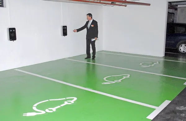 Da postajajo električni avtomobili stvarnost, se zavedajo tudi 
v Hitu. V Perlini parkirni hiši so že uredili dve polnilni mesti, 
drugod jih še bodo.