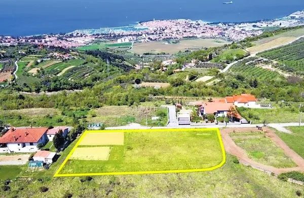 Dve izmed devetih parcel, ki gredo na dražbo, od koder se 
ponuja lep pogled na Izolo.