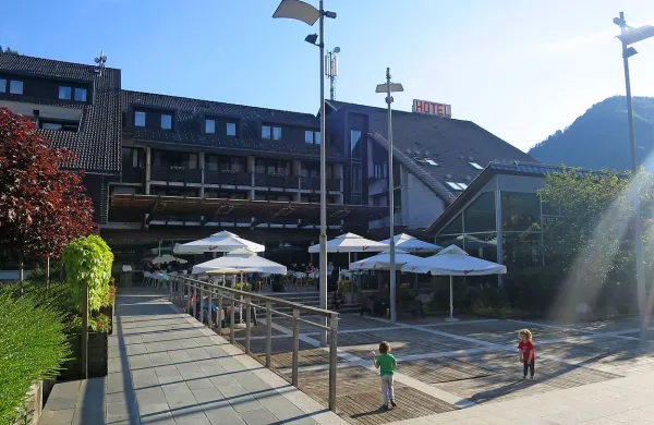 Lastniki Certa Holdinga še nimajo odgovorov, kdo kupuje delnice in kaj namerava  novi lastnik 
storiti s premoženjem hčerinske Certe, ki ima v lasti tudi Hotel Cerkno.